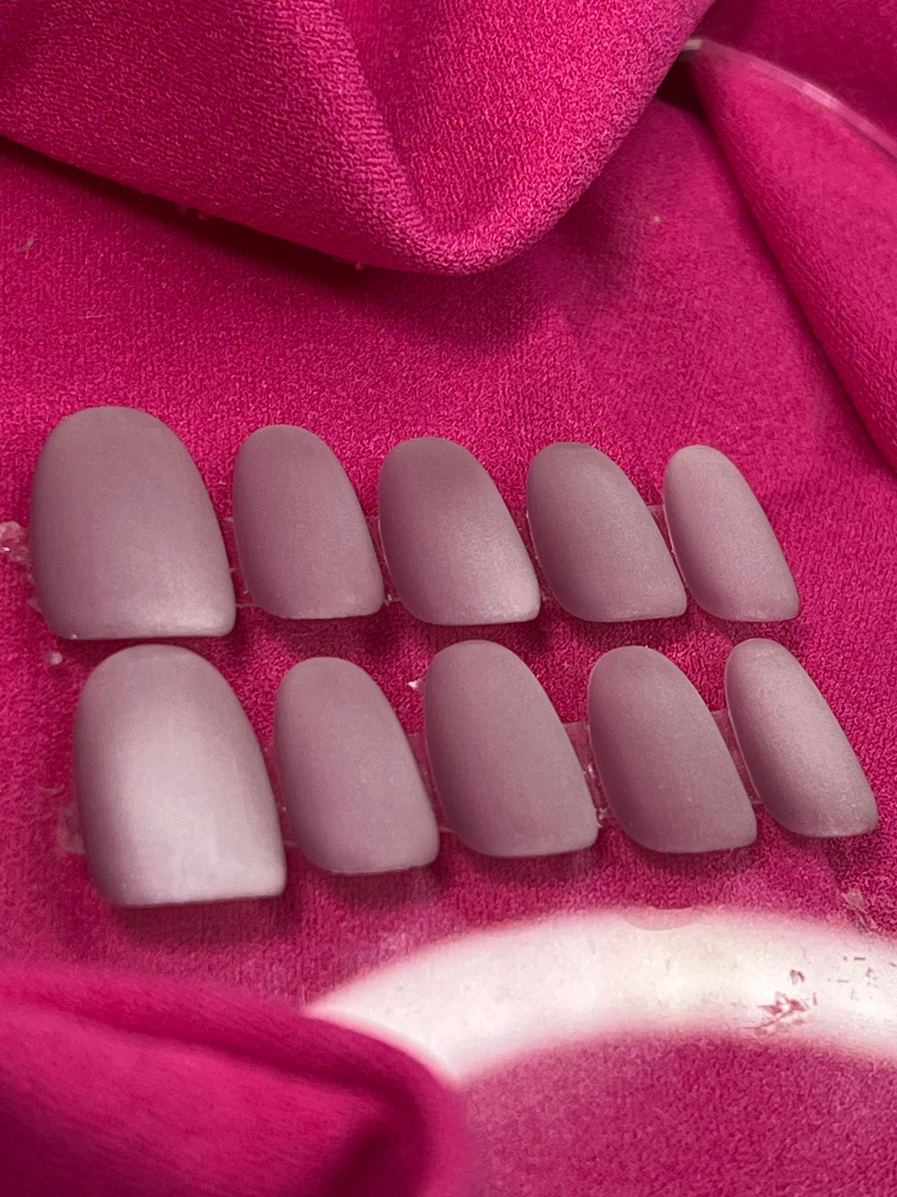 Velvet Bean Paste Luxe Press-On Nails – Elegant oval-shaped nails in pinkish-red with a glittering sand-like texture, perfect for weddings and formal occasions.